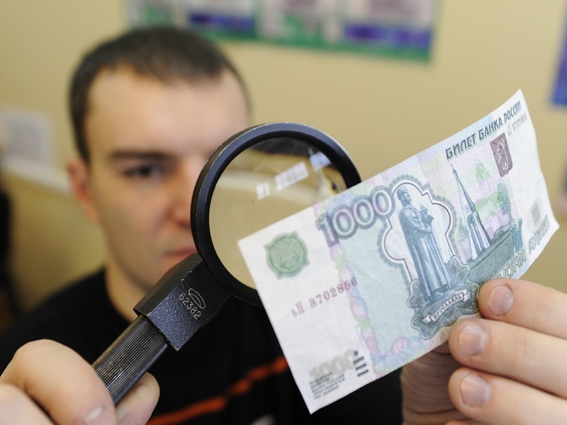 На территории Курганской области при обращении с банкнотами выявляются случаи поддельных денежных купюр номиналом 1000 и 5000 рублей.